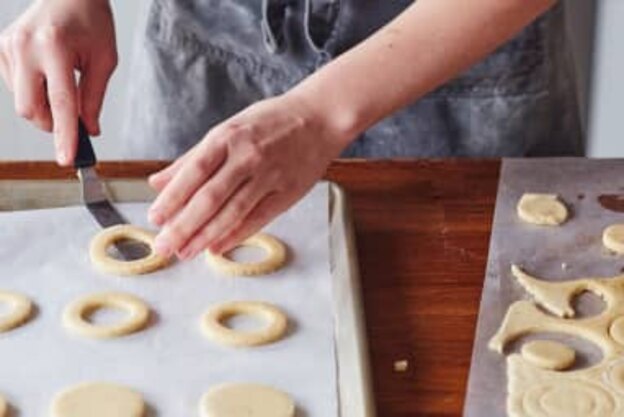 طرز تهیه شیرینی لینزر مربایی