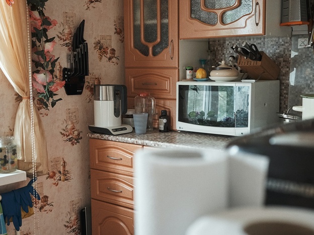 کابینت کلاسیک با درهای شیشه ای